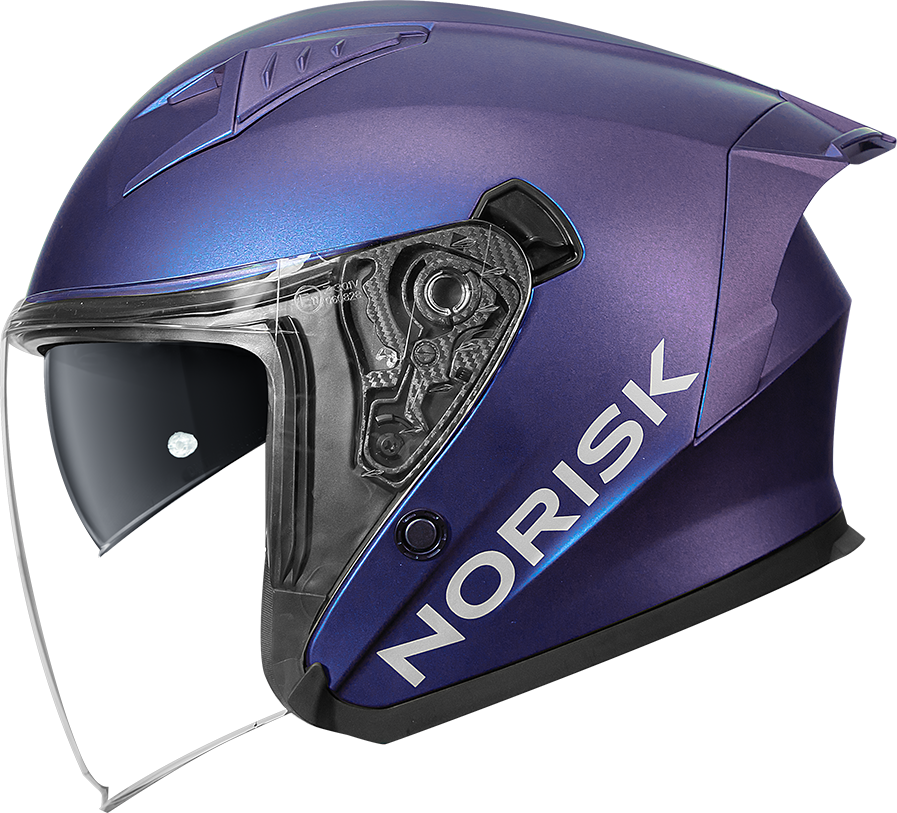Capacete de motocicleta Norisk azul metálico com viseira transparente.