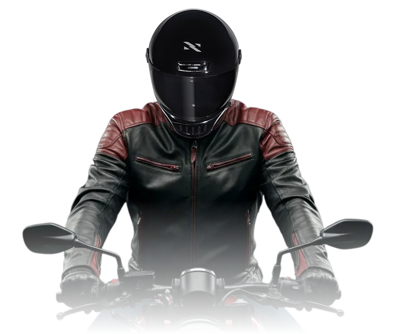 Motociclista de frente com capacete preto e jaqueta de couro preta com detalhes vermelhos.