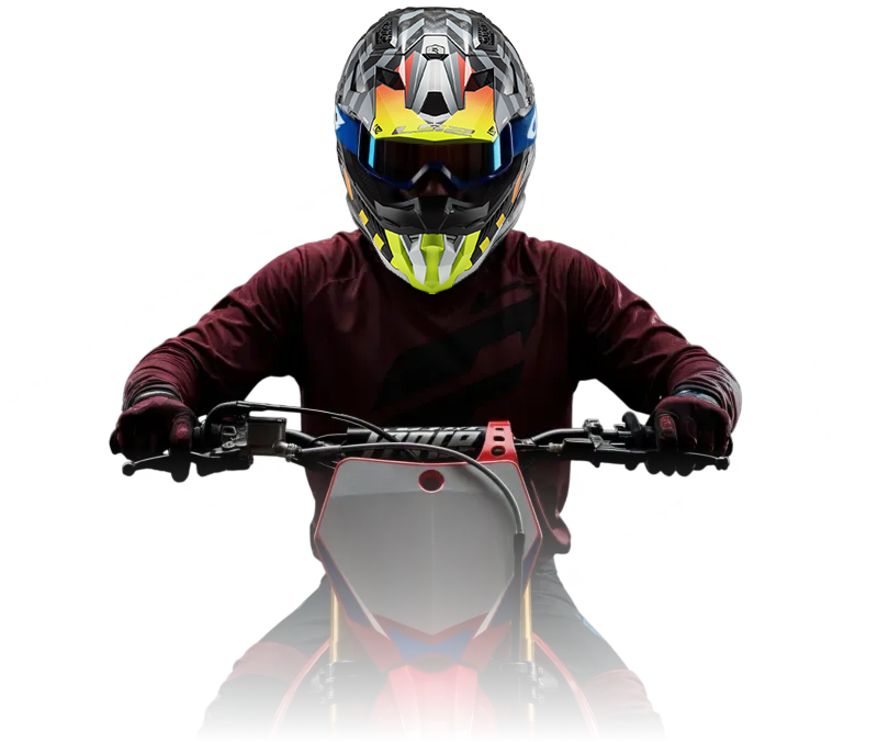 Piloto vestindo capacete colorido e camisa vinho montado em uma motocicleta vermelha.
